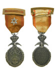 Condecoración 1927. Paz de Marruecos. Metal plateado y esmalte blanco. Ø60x31mm. Con anilla, cinta y prendedor original. Incluye miniatura de ojo. Pát...