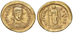 Valentiniano III (425-455) Solido (Costantinopoli) Busto elmato di fronte - R/ La Vittoria stante a s. - RIC 506 AU (g 4,46) Graffi nel campo del D/
...