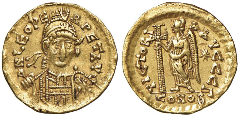 Leone I (475-476) Solido (Costantinopoli) Busto elmato di fronte - R/ La Vittori...