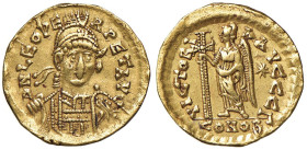 Leone I (475-476) Solido (Costantinopoli) Busto elmato di fronte - R/ La Vittoria stante a s. - RIC 605 AU (g 4,42) Graffietti al bordo, possibile pro...