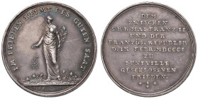 Medaglia 1801 Pace di Luneville D/ IM FRIEDEN KEIMT DES GUTEN SAAT. La Pace, stante a sx, tiene con la mano sx un ramo di palma e semina grano con la ...