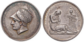 NAPOLEONICHE Medaglia coniata a Milano 1805 per la presa di Vienna, Figura femminile seduta verso d., davanti ad un trofeo coperto da uno scudo con l'...
