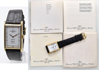 IWC Novecento. Movimento a carica automatica. Cassa in oro 18kt con diametro da 26x41mm. Dial bianco con indici a bastone laminati. Secondi in piccolo...