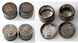 INGHILTERRA. Lotto di Due coin-box con rupie delle colonie indiane, finemente artefatte nel XX secolo - AG (g. 45ca CD1 - Ã˜ 30,5 mm)

Status: SPL