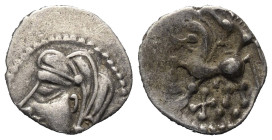 Gallien. Bituriges.

 Quinar (Silber). 1. Jhdt. v. Chr.
Vs: Kopf links.
Rs: Pferde nach links stehend, darüber Wildschwein links, darunter X.

1...