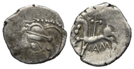Gallien. Bituriges.

 Quinar (Silber). 1. Jhdt. v. Chr.
Vs: Kopf links.
Rs: Pferde nach links stehend, darüber Zweig, CAM.

15 mm. 2,03 g. 

d...