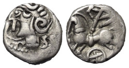 Gallien. Lingones. Typ Kaletedou.

 Quinar (Silber). Ca. 80 - 50 v. Chr.
Vs: Leicht stilisierter Kopf mit Helm links.
Rs: Pferd nach links galoppi...