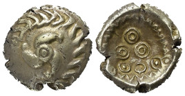 Westkelten. Süddeutschland. Typ Vogelkopf.

Stater (Gold/Elektron) - Regenbogenschüsselchen. 50 - 25 v. Chr.
Vs: Triskeles in Kranz.
Rs: Zickzackk...