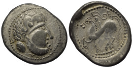 Ostkelten. Transsilvanien. Typ 'Baumreiter'.

 Tetradrachme (Silber). 2. Jhdt. v. Chr.
Verwilderte Typen.

Vs: Stilisierter Kopf mit Lorbeerkranz...