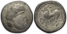 Ostkelten. Transsilvanien. Typ 'Baumreiter'.

 Tetradrachme (Silber). 2. Jhdt. v. Chr.
Verwilderte Typen.

Vs: Stilisierter Kopf mit Lorbeerkranz...