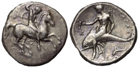 Kalabrien. Tarent.

 Didrachme oder Nomos (Silber). Ca. 315 - 302 v. Chr.
Vs: Nackter Jüngling mit Speer zu Pferde nach rechts reitend, zwischen de...