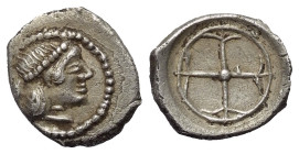 Sizilien. Syrakus.

 Obol (Silber). Ca. 480 - 470 v. Chr.
Vs: Kopf der Arethusa rechts.
Rs: Vierspeichiges Rad.

11 mm. 0,90 g. 

HGC 2, 1371....