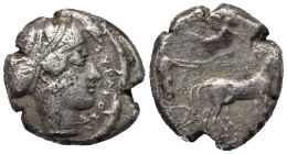 Sizilien. Syrakus. 2. Demokratie (466 - 405 v. Chr.).

 Tetradrachme (Silber). Ca. 430 - 420 v. Chr.
Vs: Wagenlenker auf Quadriga nach rechts fahre...