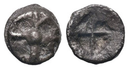 Attika. Athen.

 Obol (Silber) Wappenmünze. Ca. 545 - 515 v. Chr.
Vs: Vierspeichiges Rad.
Rs: Diagonal geteiltes Quadratum incusum.

8 mm. 0,55 ...
