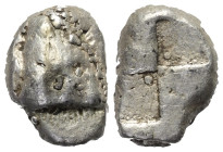 Paphlagonien. Sinope.

 Drachme (Silber). Ca. 490 - 425 v. Chr.
Vs: Kopf eines Adlers links.
Rs: Quadratum incusum mit zwei erhabenen und zwei ver...