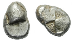 Paphlagonien. Sinope.

 Drachme (Silber). Ca. 490 - 425 v. Chr.
Vs: Kopf eines Adlers links.
Rs: Quadratum incusum mit zwei erhabenen und zwei ver...