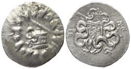Mysien. Pergamon.

 Cistophor (Silber). Ca. 166 - 67 v. Chr.
Vs: Cista mystica mit halb geöffnetem Deckel, aus der sich eine Schlange herauswindet;...