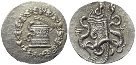 Mysien. Pergamon.

 Cistophor (Silber). Ca. 160 - 150 v. Chr.
Vs: Cista mystica mit halb geöffnetem Deckel, aus der sich eine Schlange herauswindet...