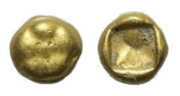 Ionien. Ungesicherte Münzstätten.

 1/48 Stater (Elektron). Ca. 650 - 600 v. Chr.
Vs: Tatze eines Löwen.
Rs: Quadratum incusum.

4 mm. 0,26 g. ...