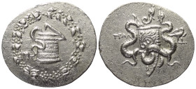 Lydien. Tralleis.

 Cistophor (Silber). 166 - 160 v. Chr.
Vs: Cista mystica mit halb geöffnetem Deckel, aus der sich eine Schlange herauswindet; da...