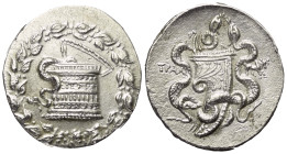 Lydien. Tralleis.

 Cistophor (Silber). 166 - 160 v. Chr.
Vs: Cista mystica mit halb geöffnetem Deckel, aus der sich eine Schlange herauswindet; da...