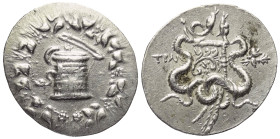 Lydien. Tralleis.

 Cistophor (Silber). 166 - 160 v. Chr.
Vs: Cista mystica mit halb geöffnetem Deckel, aus der sich eine Schlange herauswindet; da...