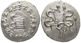 Lydien. Tralleis.

 Cistophor (Silber). 166 - 160 v. Chr.
Vs: Cista mystica mit halb geöffnetem Deckel, aus der sich eine Schlange herauswindet; da...