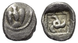 Dynasten von Lykien. Kuprilli (ca. 470 - 435 v. Chr.).

 1/24 Stater (Hemiobol, Silber).
Vs: Adler nach links fliegend.
Rs: Triskeles in vertiefte...