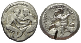 Pamphylien. Aspendos.

 Stater (Silber). Ca. 380 - 325 v. Chr.
Vs: Zwei Ringer einander gegenüber, der linke packt mit beiden Händen den linken Arm...