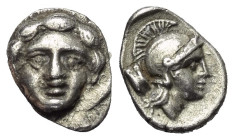 Pisidien. Selge.

 Obol (Silber). Ca. 350 - 300 v. Chr.
Vs: Gorgoneion en face.
Rs: Kopf der Athena mit attischem Helm rechts; im Feld links Astra...