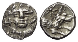 Lykaonien. Laranda.

 Obol (Silber). Um 324 v. Chr.
Vs: Kopf des bärtigen Herakles en face mit Keule über der Schulter; im Held links H.
Rs: Proto...