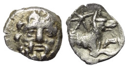 Lykaonien. Laranda.

 Obol (Silber). Um 324 v. Chr.
Vs: Kopf des bärtigen Herakles en face mit Keule über der Schulter.
Rs: Protome eines Wolfs re...