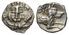 Lykaonien. Laranda.

 Obol (Silber). Um 324 v. Chr.
Vs: Kopf des bärtigen Herakles en face mit Keule über der Schulter; im Held links H.
Rs: Proto...