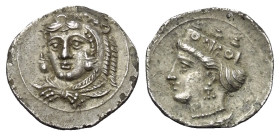 Kilikien. Ungesicherte Münzstätten.

 Obol (Silber). 4. Jhdt. v. Chr.
Vs: Kopf des jugendlichen Herakles mit Löwenfell in Dreiviertelansicht links....