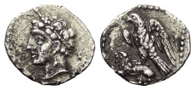 Kilikien. Ungesicherte Münzstätten.

 Obol (Silber). 4. Jhdt. v. Chr.
Vs: Männlicher Kopf mit Ährenkranz links.
Rs: Adler auf Löwe nach links steh...