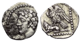 Kilikien. Ungesicherte Münzstätten.

 Obol (Silber). 4. Jhdt. v. Chr.
Vs: Männlicher Kopf mit Ährenkranz links.
Rs: Adler auf Löwe nach links steh...