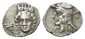 Kilikien. Ungesicherte Münzstätten.

 Obol (Silber). 4. Jhdt. v. Chr.
Vs: Weiblicher Kopf mit Stephane frontal, leicht nach links gewendet; im Feld...