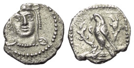 Kilikien. Ungesicherte Münzstätten.

 Obol (Silber). 4. Jhdt. v. Chr.
Vs: Kopf des Herakles mit Löwenfell frontal, leicht nach links gewendet.
Rs:...