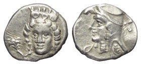 Kilikien. Ungesicherte Münzstätten.

 Obol (Silber). 4. Jhdt. v. Chr.
Vs: Weiblicher Kopf mit Stephane frontal, leicht nach links gewendet; im Feld...