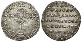 Nicephorus II. Phocas (963 - 969 n. Chr.).

 Miliaresion (Silber). Constantinopolis.
Vs: Kreuz mit Vierpass (Medaillon) mit Kaiserbüste im Zentrum....