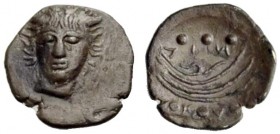 SIZILIEN. KAMARINA. Litra, 413-410 v. Chr. Frontaler Kopf eines jugendl. Flussgottes mit Stierhörnern. Rv. NI-KA (?) Aphlaston zwischen Wertkugeln. 0,...