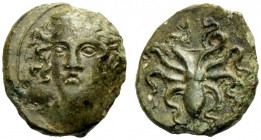 SIZILIEN. SYRAKUS. Tetras (Trionkia), 415-405 v. Chr. Bronze, zugeschrieben dem Münzmeister Exakestidas. Kopf der Arethusa in Dreiviertelansicht n.l. ...