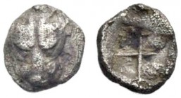TAURISCHER CHERSONES. PANTIKAPAION. Viertelobol, 480-470 v. Chr. Pantherkopf von vorne. Rv. Quadratum incusum. 0,27 g. MacDonald, Bo. 1/8. Klein, KM 2...