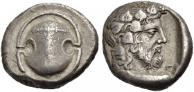 BOIOTIEN. THEBAI. Stater, 426-395 v. Chr. Boiotischer Schild, darauf liegende Keule. Rv. Kopf des bärtigen Dionysos mit Efeukranz n. r. im Incusum, im...
