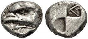 PAPHLAGONIEN. SINOPE. Drachme, 5. Jh. v. Chr. Adlerkopf im hohem Relief n.l., darunter Delphin n.l. Rv. Zwei zusammenhängende Incusa, im oberen ein Sy...