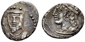 KILIKIEN. UNBESTIMMTE MÜNZSTÄTTE. Obol, 4. Jh. v. Chr. Satrapenkopf frontal in Kyrbasia. Rv. Frauenkopf (Aphrodite?) mit langen Haaren n.l., Tänie, Oh...