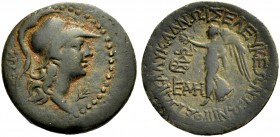 KILIKIEN. SELEUKEIA. Bronze, 2.-1.Jh. ΣΑ Athenakopf im Helm mit Helmzier n.r. Rv. Nike mit Kranz n.l., im Felde l. Monogramme. 7,70 g. SNG BN Paris 90...
