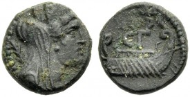 PHOINIKIEN. ARADOS. Kleinbronze, 57-56 v. Chr. Drap. Tychebüste mit Mauerkrone n. r., dahinter Palmzweig. Rv. Galeere l., darüber (Α)-Ρ/ C-Γ(Jahreszah...