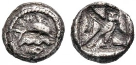 PHOINIKIEN. TYROS. 1/16 Schekel, 437-425 v. Chr. Delfin n. r. über Wellen springend, darunter Purpurschnecke (murex). Rv. Eule n. r. mit Hirtenstab un...