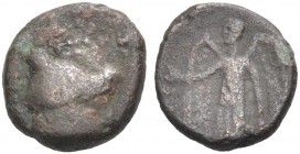 ARABIEN. KÖNIGREICH DER NABATÄER. Anonym, 100-50 v. Chr. Bronze. Athenakopf im Helm n.r. Rv. Nike im langen Gewand n.l. stehend. 3,68 g. Meshorer, QED...